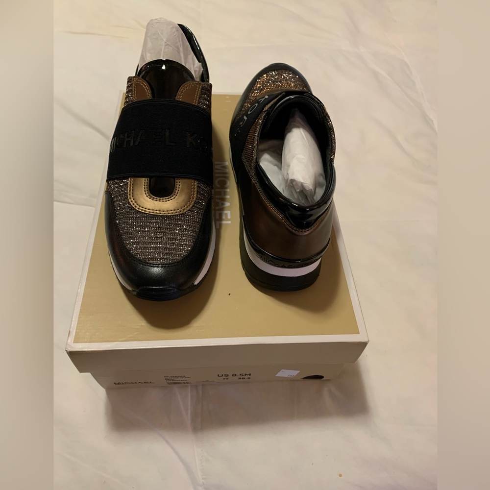 Size 8.5 slightly used, asking price 19.99 Michael Kors